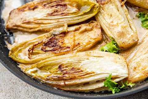 Involtini di cicoria belga